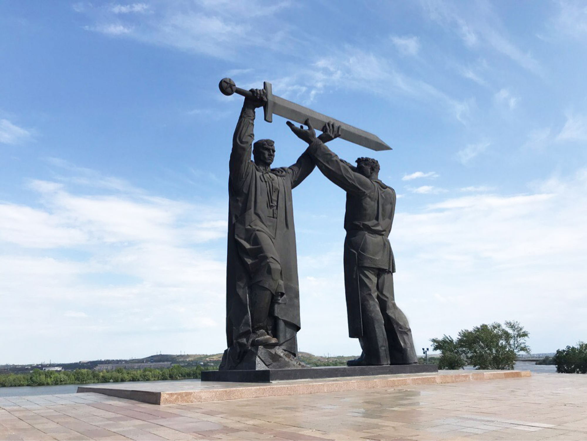 Воин освободитель триптих. Монумент тыл фронту в Магнитогорске. Памятник тыл фронту в Магнитогорске триптих. Уральский монумент «тыл – фронту». Вучетич памятник тыл фронту.